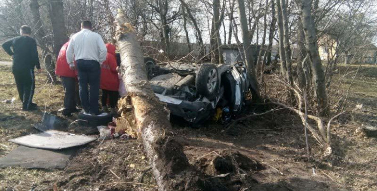 Смертельна ДТП на Рівненщині: Автівка злетіла в кювет та перекинулась (ФОТО)